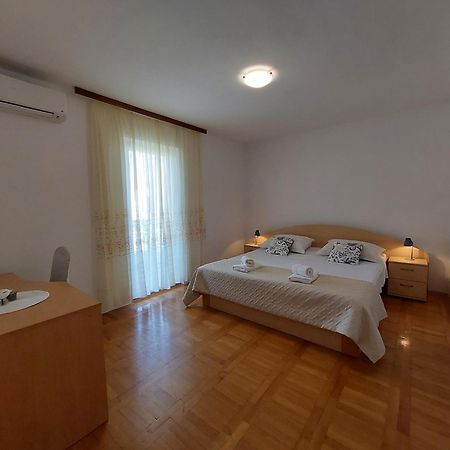 Apartmani Rahela Vodice Exteriör bild